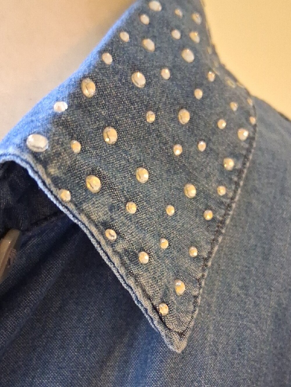 Badgley Mischka Blue Denim Button-Front Blouse + Embellished Rhinestone Collar - Picture 2 of 9